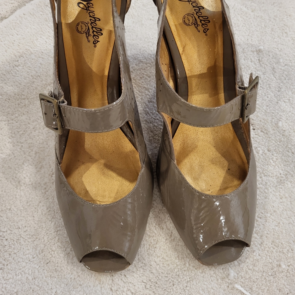 Seychelles Women's Tan Peep Toe Heels. Size 10